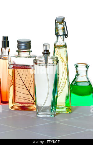 Cinque flagons isolati su sfondo bianco Foto Stock