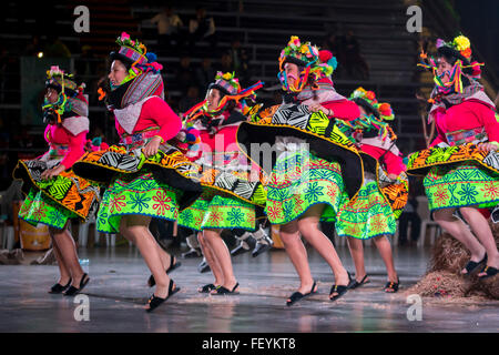 Peruviano danza folcloristica. Festival internazionale di danze popolari El Buen Pastor Scuola, comune di Los Olivos, Lima, Peru Foto Stock