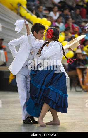 Marinera peruviana danza folcloristica. Festival internazionale di danze popolari El Buen Pastor Scuola, comune di Los Olivos, Lim Foto Stock