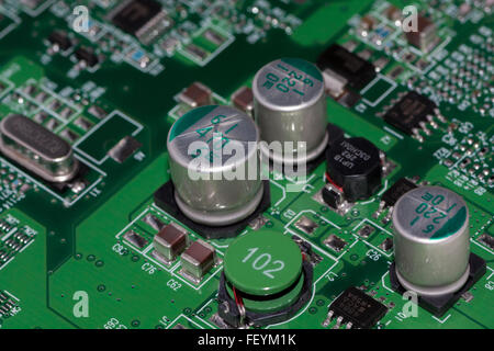 Sistema secondario montato su una scheda a circuito stampato con circuiti integrati,condensatori, resistori chip (smd), bobine Foto Stock