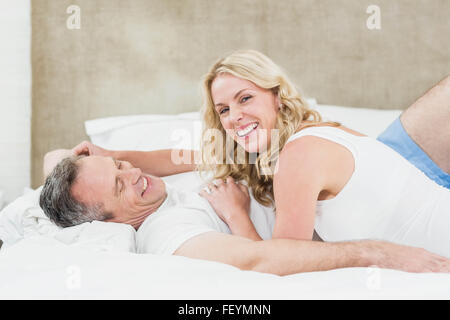 Carino coppia coccole a letto Foto Stock