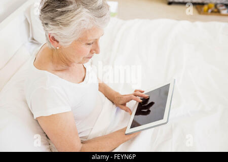 Donna sorridente con tablet Foto Stock