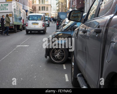 Una piccola automobile parcheggiata lateralmente Foto Stock