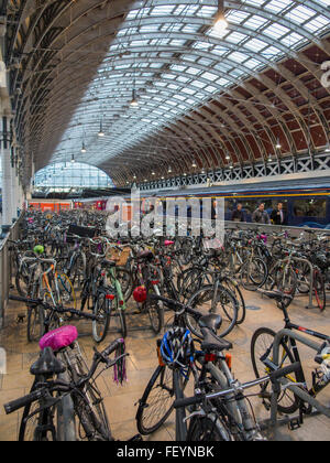 Un parco in bicicletta alla stazione Paddington di Londra Foto Stock