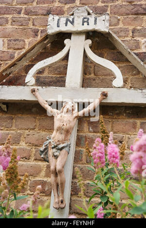 Vecchia croce di metallo con Gesù Foto Stock