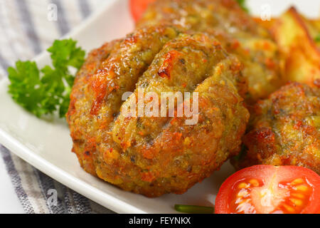 Dettaglio delle polpette fritte su piastra bianca Foto Stock