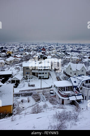 La Svezia, Bohuslan, N vista della coperta di neve Hönö isola zona residenziale Foto Stock