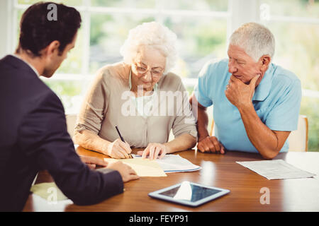 Senior donna documento firma Foto Stock