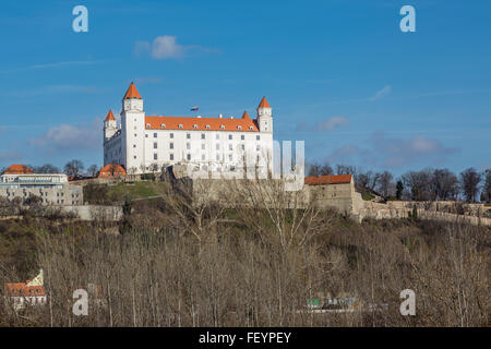 La vista del castello dalla riva destra del fiume Danubio. bratislava, Slovacchia. Foto Stock