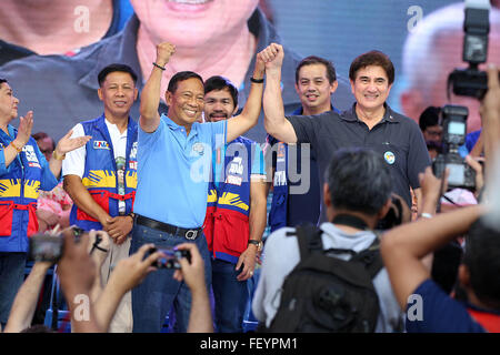 Manila, Filippine. Il 9 febbraio, 2016. Il candidato presidenziale vice presidente Jejomar Binay anteriore (L) unisce le mani con il suo compagno di corsa il senatore Gringo Honasan durante la loro campagna a Manila nelle Filippine, Febbraio 9, 2016. I 90 giorni di periodo di campagna per i candidati nazionali nelle Filippine può elezioni inizia ufficialmente martedì. Credito: Stringer/Xinhua/Alamy Live News Foto Stock