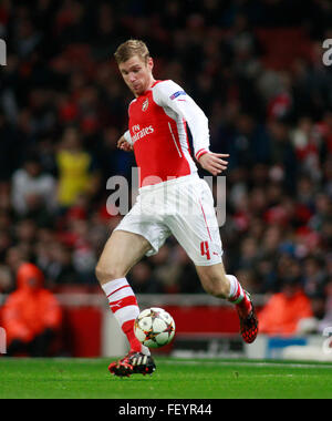 Londra, Inghilterra - NOV 04 2014: Arsenal Per Mertesacker durante la UEFA Champions League match tra Arsenal da Inghilterra e Anderlecht dal Belgio ha suonato presso l'Emirates Stadium. Foto Stock