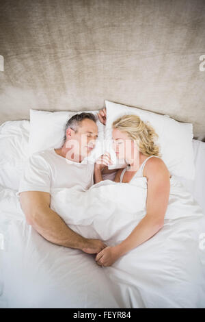 Carino coppia dormire nel loro letto Foto Stock