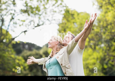 Carino coppia dei bracci di sollevamento Foto Stock