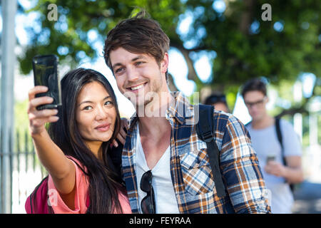 Carino coppia tenendo selfie Foto Stock