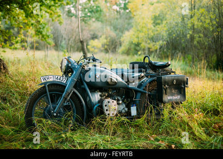 Teryuha, Bielorussia - Ottobre 3, 2015: Vecchia BMW R75 moto, moto nella foresta di estate Foto Stock