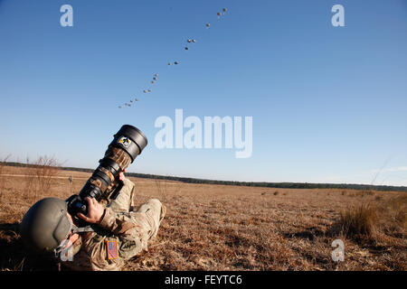 Stati Uniti Il personale dell'esercito Sgt. Alex Manne, assegnato al combattimento 982nd società fotocamera, documenti U.S. Paracadutisti dell'esercito lo sbarco in Sicilia la zona di caduta durante una operazione di aerei per la diciottesima edizione di Randy Oler Memorial il funzionamento del giocattolo Drop, ospitato dalla U.S. Esercito degli affari civili e le operazioni psicologiche il comando (airborne), a Fort Bragg, N.C., Dicembre 4, 2015. Il funzionamento del giocattolo Drop è la più grande del mondo di combinata airborne funzionamento e formazione collettiva con sette partner-nazione paracadutisti che partecipano e soldati consente la possibilità di aiutare i bambini nel bisogno di ricevere giocattoli per le vacanze. Foto Stock