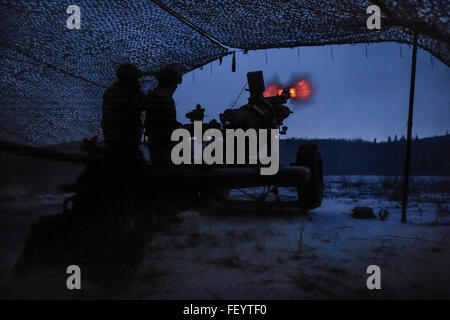 Paracadutisti assegnato alla batteria B, 2° Battaglione, 377 campo paracadute reggimento di artiglieria, quarta brigata di fanteria combattere Team (airborne), XXV divisione di fanteria, U.S. Esercito Alaska, fuoco alto esplosivo tornate da un M119 105mm obice a base comune Elmendorf-Richardson, 11 genn. 2016. USARAK è casa dell'esercito pacifico solo airborne brigade combat team e mantiene il solo airborne rapida capacità di risposta entro il Pacifico Comando area di responsabilità. Foto Stock