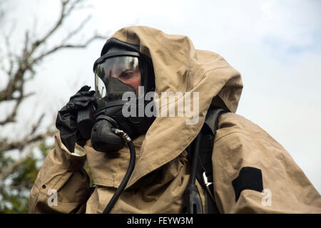 Lancia Cpl. Ryan Yancey, da Emory, Texas, radio la sua squadra durante una joint-formazione-esercizio tra III Marine Expeditionary forze chimici, biologici, radiologici, nucleari unità e l'eliminazione degli ordigni esplosivi di unità presso la Central Area Formazione, Camp Hansen, Okinawa, in Giappone, 29 gennaio, 2016. L'esercizio di unità migliora la coesione tra le due unità per ulteriore formazione del mondo reale, istanze e di mantenere la regione Asia-Pacifico sicuro da ordnances esplosiva e minacce CBRN. Yancey è una difesa CBRN specialista con 1 aeromobili Marina Wing, III MEF. Foto Stock
