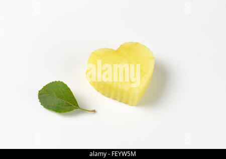 Apple cuore di pasta di legno e di foglie su sfondo bianco Foto Stock