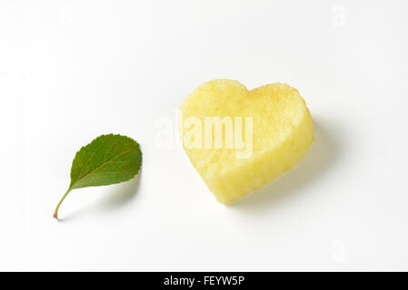 Apple cuore di pasta di legno e di foglie su sfondo bianco Foto Stock