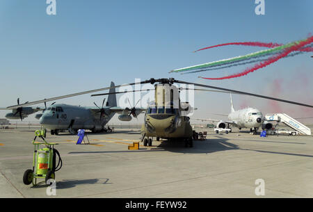 "Al Fursan" (i Cavalieri), gli Emirati Arabi Uniti Air Force aerobatic team di visualizzazione, eseguire dietro un U.S. Marine Corps KC-130J, U.S. Esercito CH-47 Chinook e U.S. Navy P-8 Poseidon al 2015 Dubai Air Show, Emirati arabi uniti, nov. 9, 2015. L'air show è considerato essere il premier aviazione e industria dell'aria evento nella regione del Medio Oriente. Foto Stock