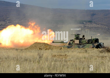 Soldati del 1° Brigata corazzate contro la squadra, attaccato al 5° Stormo, 7° reggimento di cavalleria, terza divisione di fanteria di stanza a Fort Stewart, Ga., il fuoco di un round al di fuori di un M1A2 System Enhancement Package Versione 2 Abrams serbatoio gamma giù durante una formazione sul campo esercizio a sostegno del funzionamento Atlantic risolvere a Novo Selo Training Center, Bulgaria, nov. 17, 2015. Remo ha avuto inizio nel mese di aprile 2014. Si tratta di un comando europeo operazione guidata dall esercito, l'Europa. Unità di supporto condotta OAR continuous enhanced multi-nazionale terra-formazione per la forza e la sicurezza delle attività di cooperazione con gli alleati e nazioni partner Foto Stock