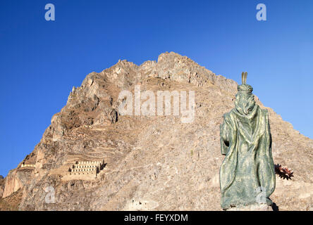 La statua di Pachacuti si affaccia su Pinkuylluna, o edifici di magazzini dell'antica società Inca a Ollantaytambo, Perù. Foto Stock