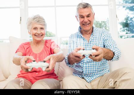 Felice coppia senior per giocare con i videogiochi Foto Stock
