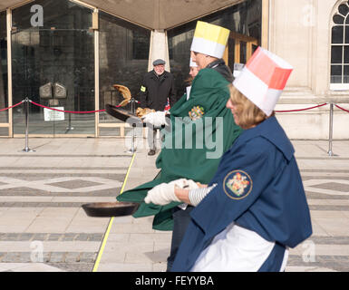 Londra, Regno Unito. Il 9 febbraio, 2016. signora membri della City di Londra livrea Companies prendono parte all'annuale gara di pancake Credito: Ian Davidson/Alamy Live News Foto Stock