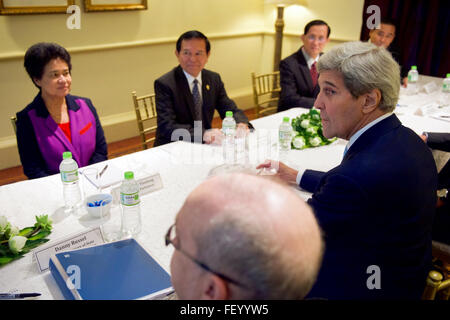 Segretario Kerry incontra il presidente ad interim della Cambogia salvataggio nazionale e di partito del paese leader dell opposizione Kem Sokha Foto Stock