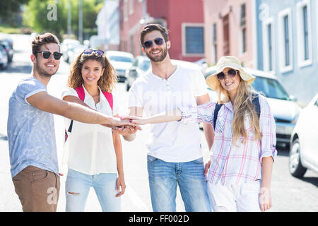 Anca gli amici mettendo le mani insieme Foto Stock