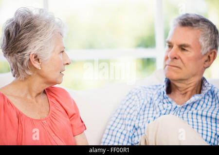 Coppia senior aventi argomento sul divano Foto Stock