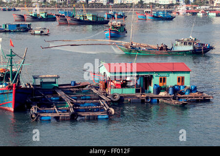 Barche da pesca e delle case intorno Cat Ba Island, Vietnam. Foto Stock