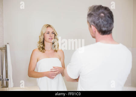 Sconvolto giovane avente un argomento Foto Stock