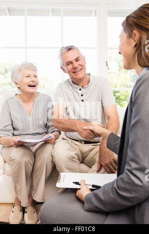 Imprenditrice parlando con coppia senior Foto Stock