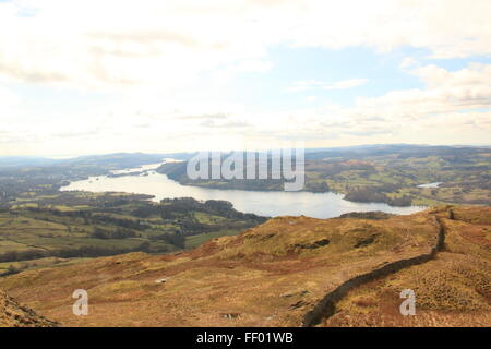 La vista del lago di Windermere dalla sommità del Wansfell Pike near ambleside nel distretto del lago Foto Stock