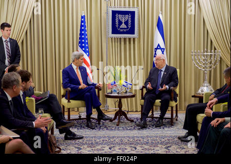 Segretario Kerry ascolta come Presidente israeliano rende l'apertura. Commenti al loro incontro bilaterale Foto Stock