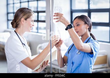 Il team medico di preparare una flebo IV Foto Stock