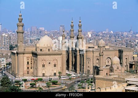 L'Egitto, al Cairo, la moschea del sultano Hassan e la Moschea di ar-Rifai, visto dalla cittadella con cityscape in background Foto Stock