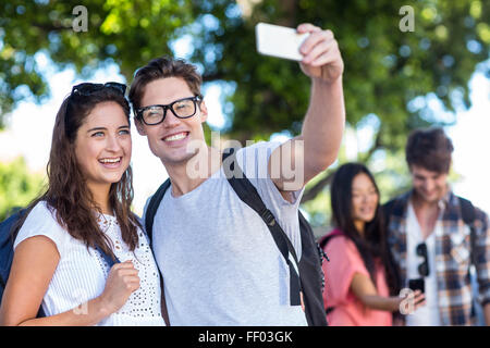 Carino coppia tenendo selfie Foto Stock