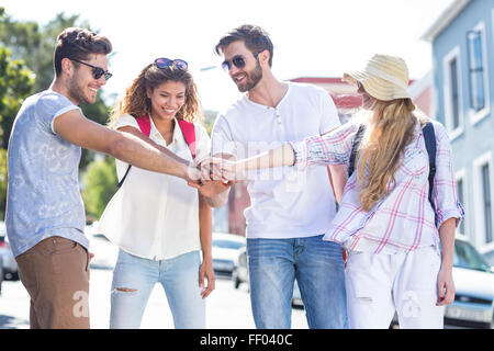 Anca gli amici mettendo le mani insieme Foto Stock