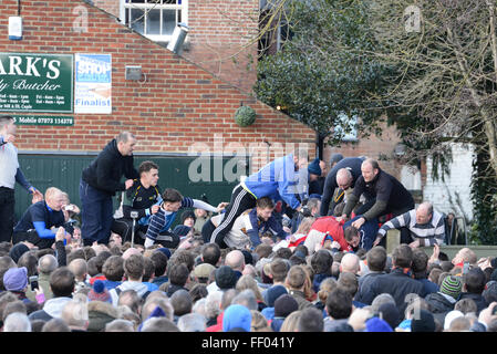 Ashbourne, Derbyshire, Regno Unito. Il 9 febbraio, 2016. I giocatori battaglia per la sfera nell'abbraccio. Migliaia di unirsi al Shrovetide football derby. Gli obiettivi sono tre miglia di distanza e il gioco si svolge in due ore di otto periodi Martedì Grasso e il Mercoledì delle Ceneri. Credito: Nigel Spooner/Alamy Live News Foto Stock