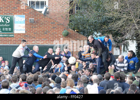 Ashbourne, Derbyshire, Regno Unito. Il 9 febbraio, 2016. I giocatori battaglia per la sfera nell'abbraccio. Migliaia di unirsi al Shrovetide football derby. Gli obiettivi sono tre miglia di distanza e il gioco si svolge in due ore di otto periodi Martedì Grasso e il Mercoledì delle Ceneri. Credito: Nigel Spooner/Alamy Live News Foto Stock