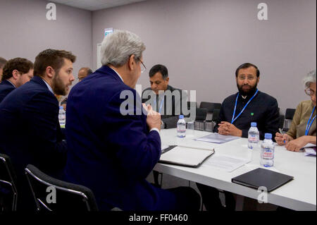 Il segretario incontra Kerry con India del ministro dell' ambiente Javadekar al COP21 a Parigi Foto Stock