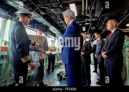 Segretario Kerry riceve un briefing sul ponte della USS San Antonio Foto Stock