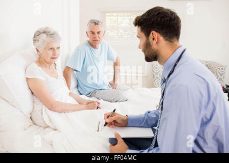 Bello Nurse visita una donna matura Foto Stock