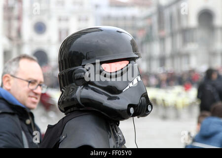 Venezia, Italia. 09Feb, 2016. Un uomo vestito in costumi di carnevale come Star Wars personaggi durante il Carnevale di Venezia in Piazza San Marco, l'ultimo giorno di Carnevale . Credito: Andrea Spinelli/Pacific Press/Alamy Live News Foto Stock