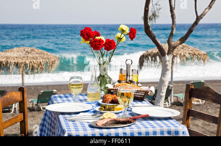 Bella tavola romantica sulla spiaggia vicino al mare Foto Stock