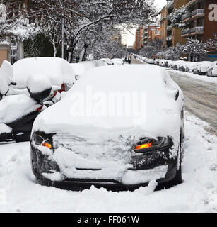 Auto sotto la neve nella stagione invernale Foto Stock