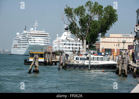 Un paio di navi da crociera ormeggiato a Venezia Terminal Crociere: San Basilio da Fondamtenta Zatterre Al Ponte Lungo a Venezia, Foto Stock